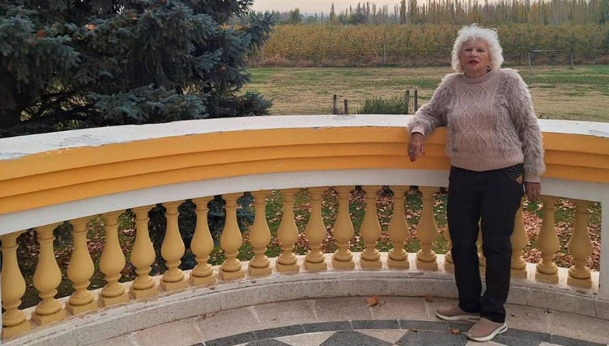 Marietta, en uno de los balcones de su Castillo en Oro. Increíble historia de vida.