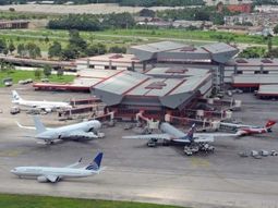 Cuba enfrenta una nueva fase de su crisis energética tras informar a aerolíneas que no podrá garantizar combustible para aviación.