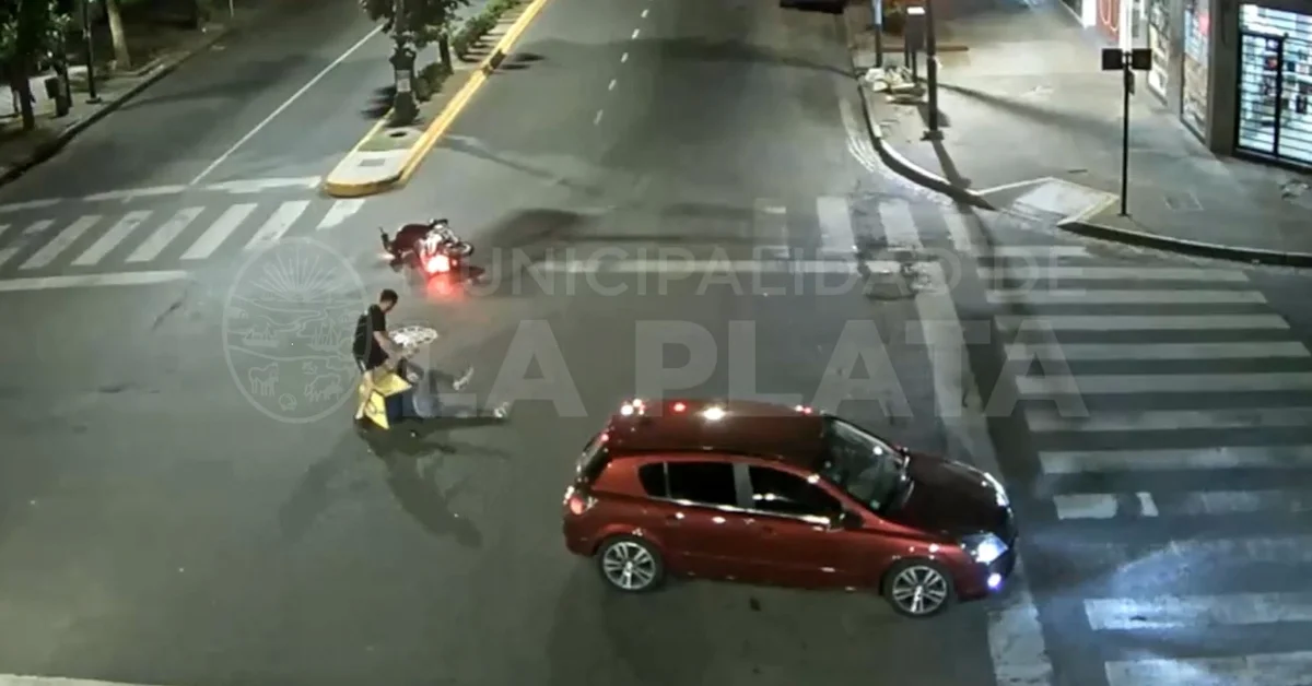 Molió a golpes al motociclista que cruzó en rojo y lo chocó