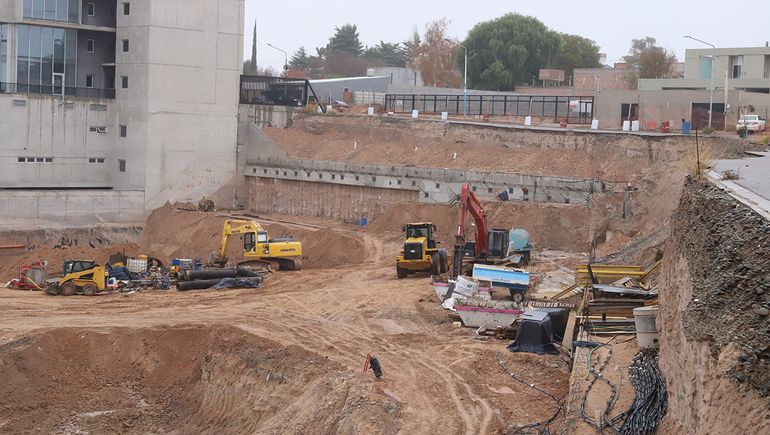 Las máquinas trabajan a todo vapor en los desarrollos y vías del acceso norte a la ciudad de Neuquén. Las máquinas trabajan a todo vapor en los desarrollos y vías del acceso norte a la ciudad de Neuquén.