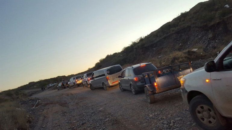 Los conductores circulan por los caminos alternativos para evitar el corte sobre la Ruta 7.&nbsp;