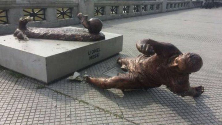 Vándalos destruyeron la estatua de Messi en el Paseo de la Gloria