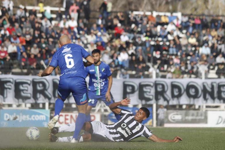 Cipolletti juega con su clásica camiseta titular y Villa Mitre lo hace con la alternativa. Fotos: Anahí Cárdena