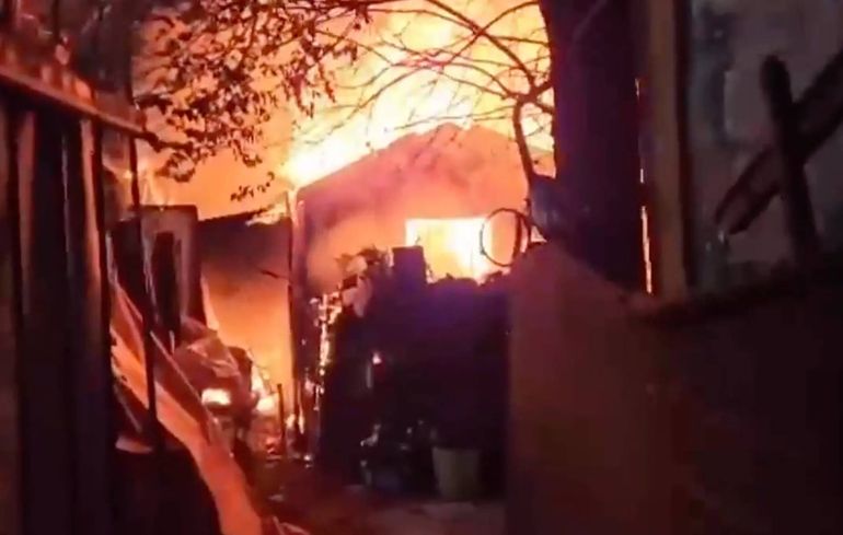 Un voraz incendio en un asentamiento dejó dos heridos y más de veinte evacuados