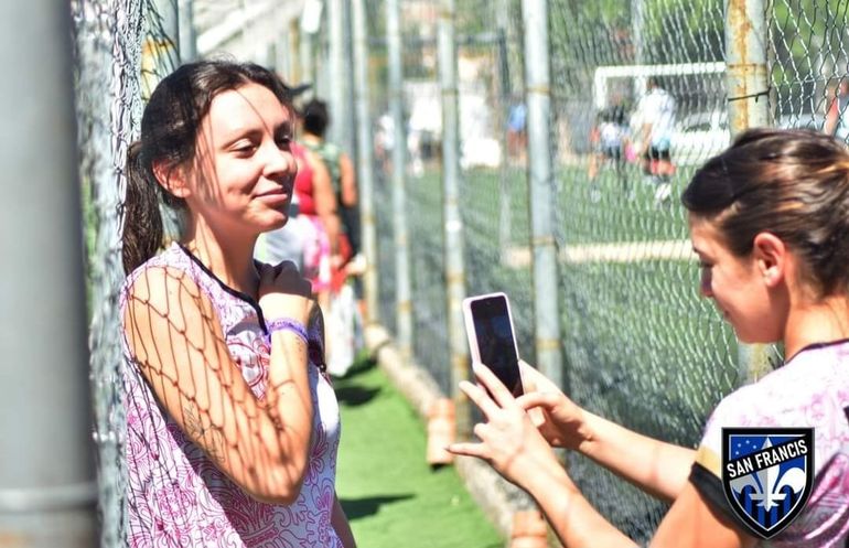 Las chicas no sólo se divierten adentro de la cancha sin que generan una claro mensaje hacia afuera, que es pelea contra la violencia machista en todos los ámbitos. Las chicas no sólo se divierten adentro de la cancha sin que generan una claro mensaje hacia afuera, que es pelea contra la violencia machista en todos los ámbitos.