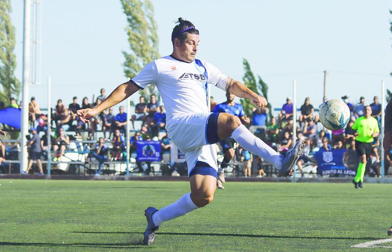 Fernando Fernández ya supo ser el DT de La Amistad, volvió a jugar y ahora regresa al rol de técnico.