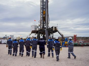 Así es un día en Loma Campana, el yacimiento que YPF comenzó a operar en 2013.
