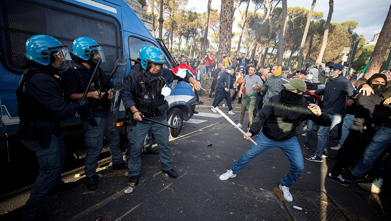 Ola de redadas en Italia contra un grupo antivacunas
