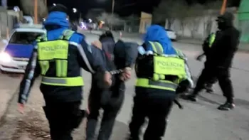 Lo detuvieron y destrozó una comisaría en Pico Truncado, Santa Cruz. Lo detuvieron y destrozó una comisaría en Pico Truncado, Santa Cruz.