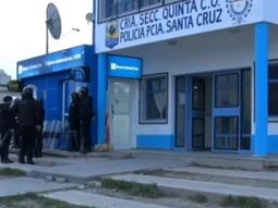 Cuando los policías de la comisaría 5a se presentaron en la casa de Caleta Olivia hallaron a la mujer de 44 años ya sin vida y a un presunto amigo del sospechoso que dijo haber ido a ayudar a reanimarla. Cuando los policías de la comisaría 5a se presentaron en la casa de Caleta Olivia hallaron a la mujer de 44 años ya sin vida y a un presunto amigo del sospechoso que dijo haber ido a ayudar a reanimarla.