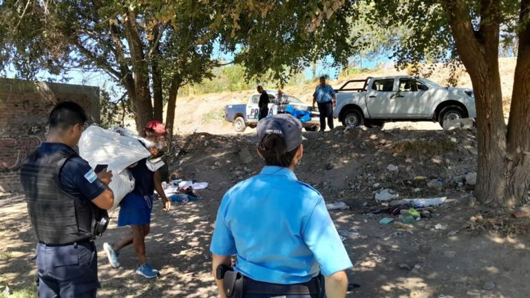 El procedimiento se llevó a cabo entre la Policía de Neuquén y funcionarios de la Municipalidad. (Foto: Gentileza Centenario Digital).