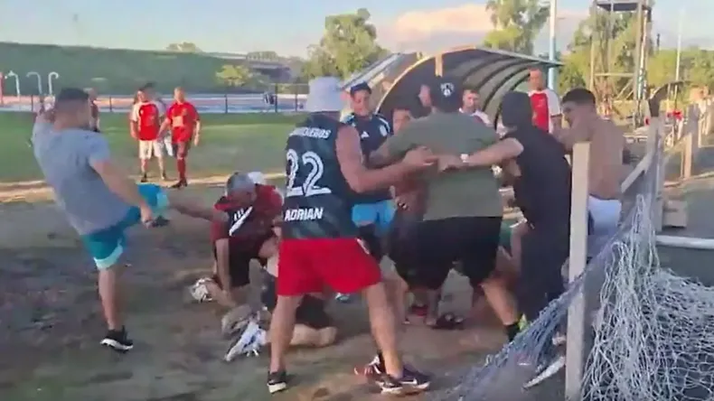 Batalla campal entre facciones de Camioneros en el medio de una fuerte interna entre Pablo y Hugo Moyano | LM Neuquen Batalla campal entre facciones de Camioneros en el medio de una fuerte interna entre Pablo y Hugo Moyano