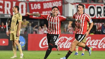 El insólito blooper de la defensa de Cusco para el 1-0 de Estudiantes de La Plata. El insólito blooper de la defensa de Cusco para el 1-0 de Estudiantes de La Plata.