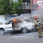 Bomberos de la Policía de Neuquén sofocaron las llamas tras la explosión en la camioneta. | LM Neuquen Bomberos de la Policía de Neuquén sofocaron las llamas tras la explosión en la camioneta.