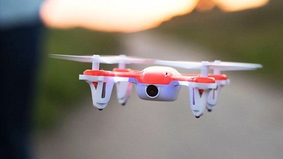 Inventan un dron que hace de abeja