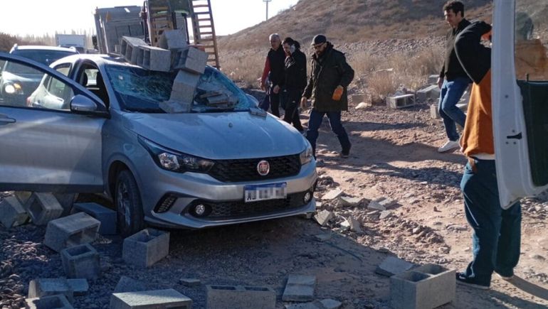 Corte en Ruta 7: un auto fue aplastado por la carga de un camión