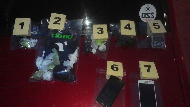 Los detenidos tienen 22 y 27 años. Llevaban 21 bagullos de marihuana listos para vender. Fueron puestos a disposición del juez federal que los liberó.