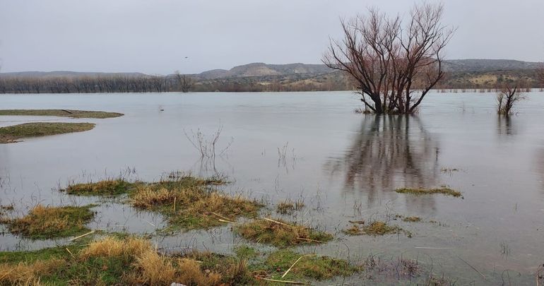 Por las lluvias aumentaron los caudales de los ríos Limay y Neuquén