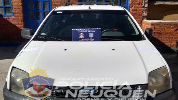 La Policía secuestró una camioneta Ford EcoSoport en el allanamiento.&nbsp;