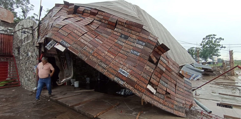 Fuerte temporal de viento y lluvia se desató esta madrugada en Corrientes. Fuerte temporal de viento y lluvia se desató esta madrugada en Corrientes.