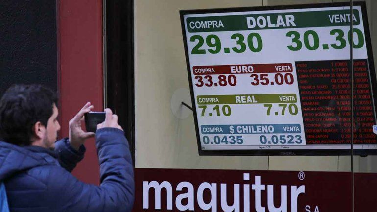 Cierre para la foto. Un peatón