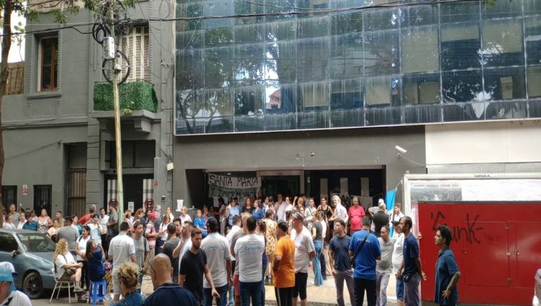 Más de 400 trabajadores de la Clínica de los Virreyes podrían quedar en la calle. Este triste escenario se multiplicará en la salud nacional.