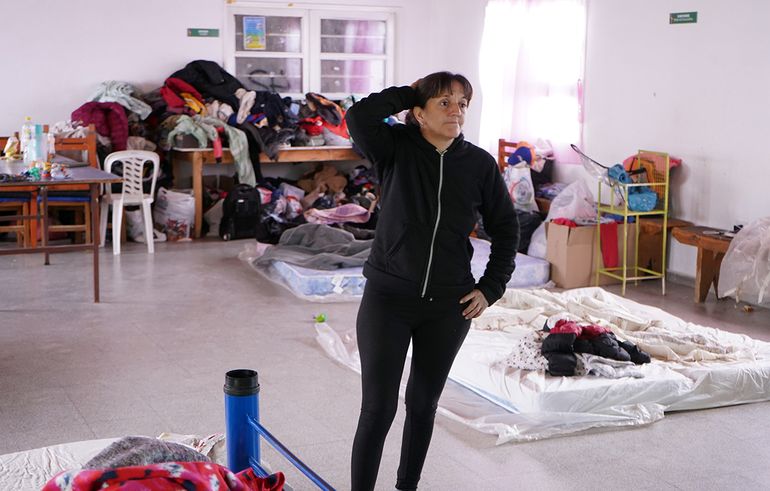 Van a permanecer en el salón de la comisión vecinal hasta que puedan encontrar otro lugar donde vivir. Van a permanecer en el salón de la comisión vecinal hasta que puedan encontrar otro lugar donde vivir.