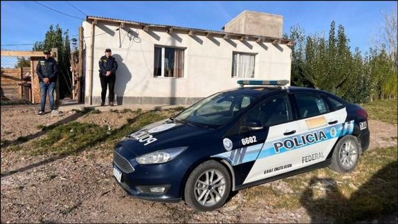 La policía de Chubut rescató a la presunta víctima en una vivienda donde había elementos, según la fiscalía, son evidencia de peso para probar el maltrato.&nbsp;&nbsp;