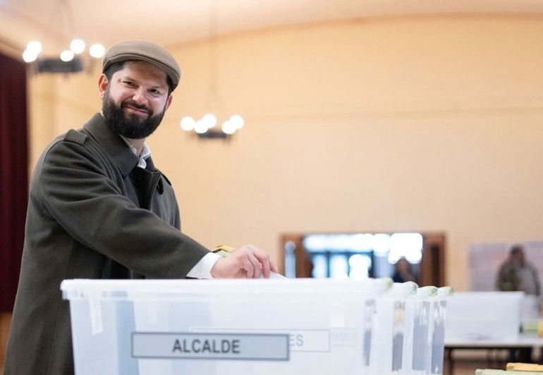 El presidente chileno, Gabriel Boric, al votar en los comicios municipales