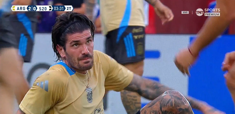 La mirada de Rodrigo de Paul a Santiago Hidalgo.