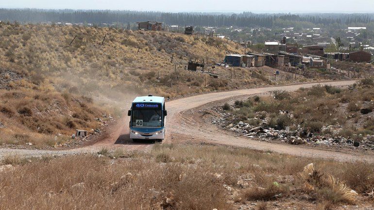 El colectivo en Centenario va por la meseta. El Deliberante podría exigirle más recorrido si hay otro aumento de tarifa.