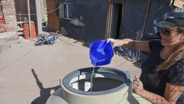 Toma 2 de Mayo es uno de los barrios en donde los vecinos son asistidos por camiones con agua.