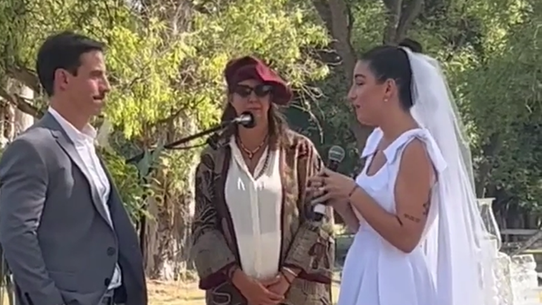 La ceremonia laica fue oficiada por alguien muy cercano a los novios.