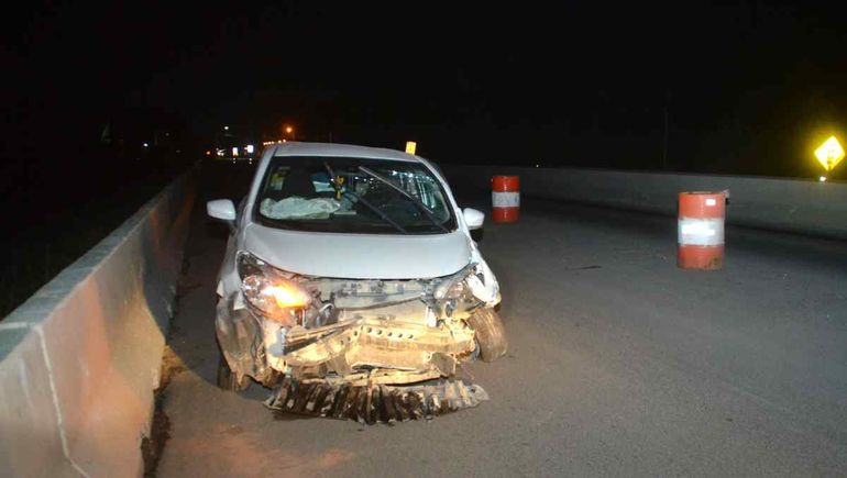 El conductor se sorprendió con uno de los tambores que están sobre la Ruta 22. Foto: Antonio Spagnuolo.