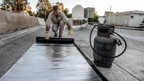 Por estos días, quienes se dedican a colocar y vender membranas tienen su veranito. El gasto de los materiales es casi el mismo que el de la mano de obra.&nbsp;
