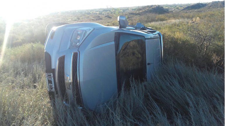 Un hombre herido tras chocar contra un poste y volcar con su auto