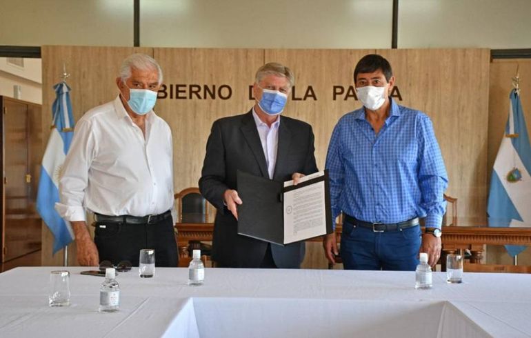 Pereyra, Ziloto y Rucci durante la firma del acuerdo en La Pampa.