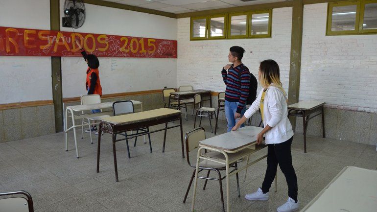 Desmienten que en el CPEM 40 falten sillas