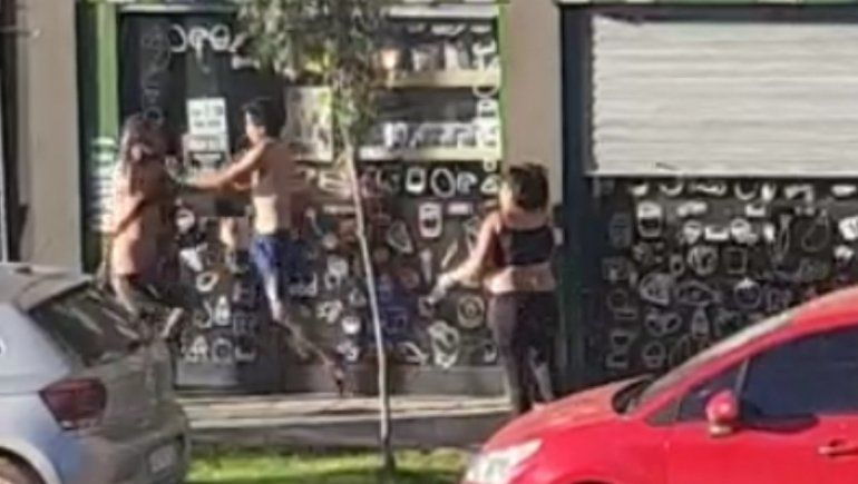 Brutal pelea con piñas y patadas en medio de la calle