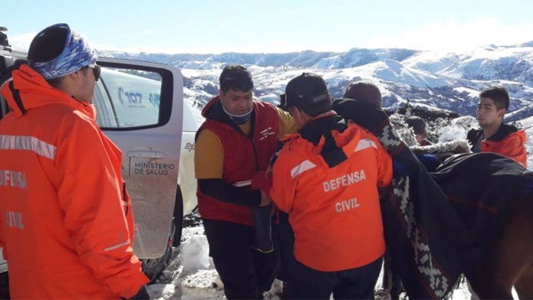 Contra viento y nieve: rescataron a una mujer que estaba atrapada en zona de montaña
