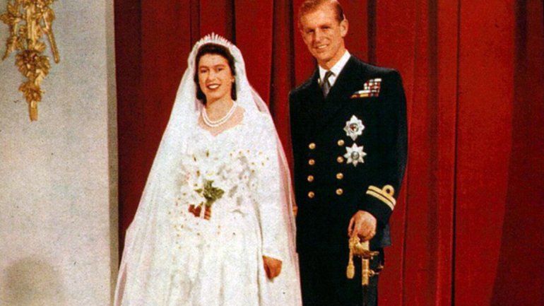 Isabel II y Felipe recién casados. Hoy ella tiene 91 años y él 98.