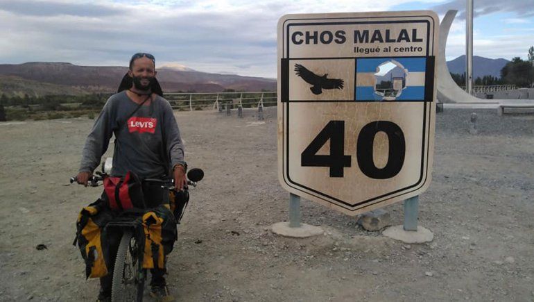 Juan Carlos al llegar a Chos Malal (Neuquén) con su bicicleta. Viaje&nbsp;