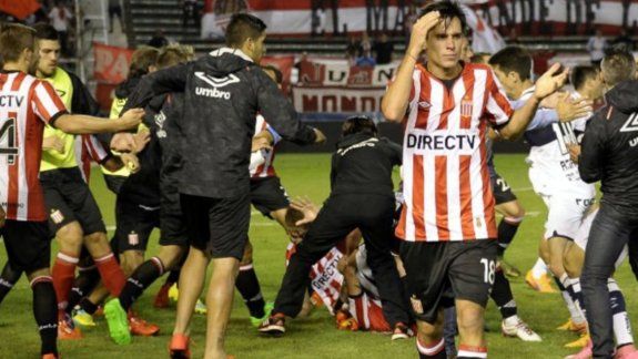 Vergonzoso final del clásico platense: terminaron todos los jugadores a las patadas y a las piñas