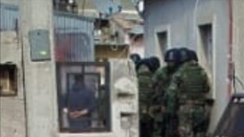 El acusado se resistió a una orden de protección de sus hijos y para no entregárselos a la Justicia se encerró con ellos en una casa del barrio Ciudadela de Comodoro Rivadavia. El acusado se resistió a una orden de protección de sus hijos y para no entregárselos a la Justicia se encerró con ellos en una casa del barrio Ciudadela de Comodoro Rivadavia.