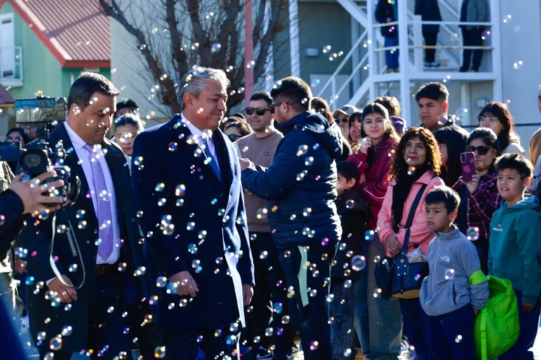 El gobernador Rolando Figueroa encabezó el acto aniversario de Zapala.