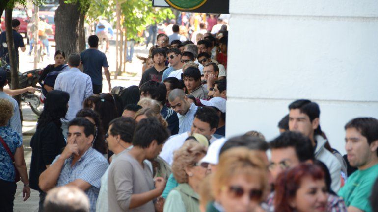 Continúan las denuncias de los usuarios por las grandes demoras dentro de los bancos.&nbsp;