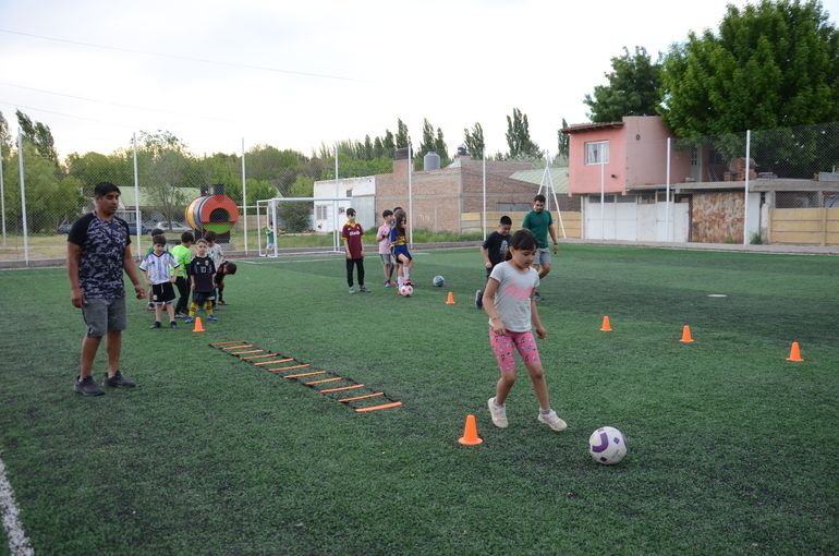 Más de 30 chicos y chicas asisten tres veces por semana a la Escuelita de Fútbol Más de 30 chicos y chicas asisten tres veces por semana a la Escuelita de Fútbol