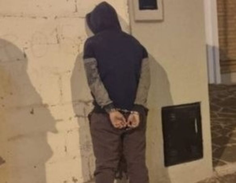 Cuando un agente les dio la voz de alto, los dos intrusos huyeron y varios agentes los corrieron a pie, hasta lograr reducirlos. Cuando un agente les dio la voz de alto, los dos intrusos huyeron y varios agentes los corrieron a pie, hasta lograr reducirlos. 