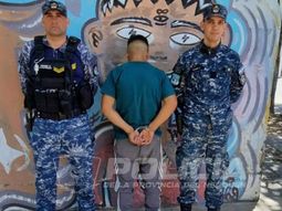 El delincuente que robó la moto fue apresado por personal de la División Motorizada. El delincuente que robó la moto fue apresado por personal de la División Motorizada.