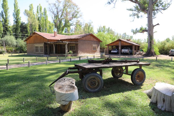 Historia a cielo abierto: El patio de la bodega ofrece una vista privilegiada al espacio verde, ideal para disfrutar cuando el clima acompaña. Historia a cielo abierto: El patio de la bodega ofrece una vista privilegiada al espacio verde, ideal para disfrutar cuando el clima acompaña.